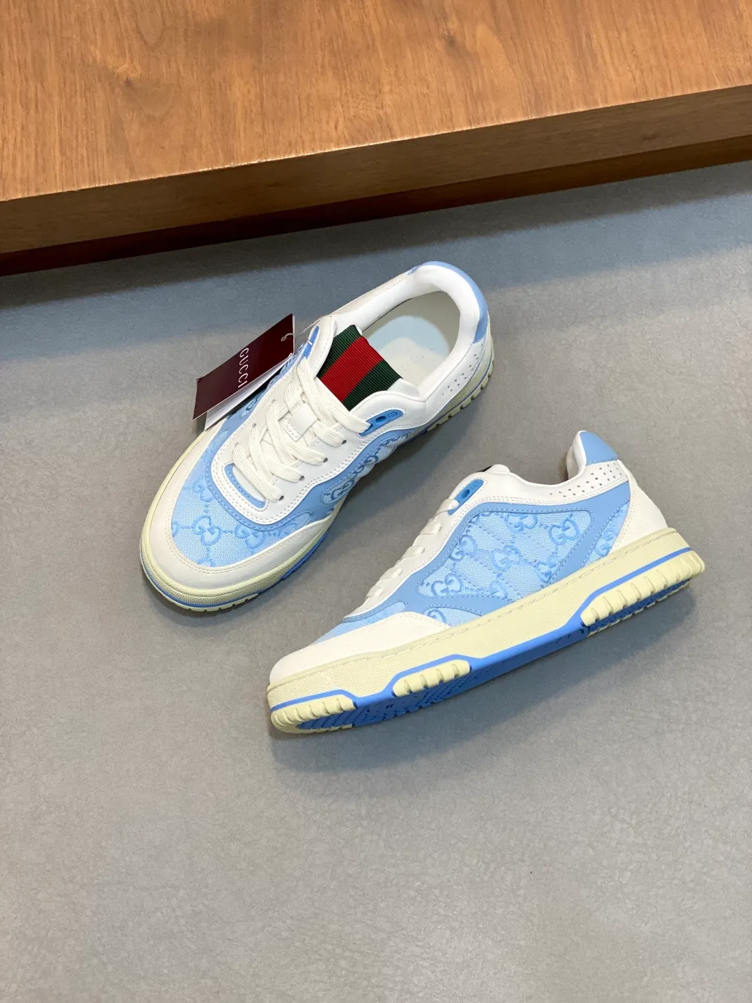 Men's Shoes 💰660 𝐆𝐮𝐜𝐜𝐢 𝐑𝐞-𝐖𝐞𝐛 As the first sneaker created by Sabato De Sarno for Gucci, the Re-Web series reinterprets the brand's classic stripes and sets off the modern silhouette design with bold and unique details. These shoes are crafted from white leather. This new sneaker is ingeniously decorated with many of the brand's classic details, and is equipped with a bright red and green webbing tongue, which will make people fall in love at first sight. White leather treated with a special process for softness and luster, with an embossed grainy texture. Script Gucci logo and interlocking G web label with Interlocking G and script Gucci logo. Rubber outsole with interlocking G detail eyelets. Web tongue. Size: 39-44 (customized for sizes 38 and 45)